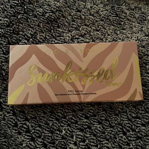 NWOT Sun kissed Summer Eyeshadow pallet